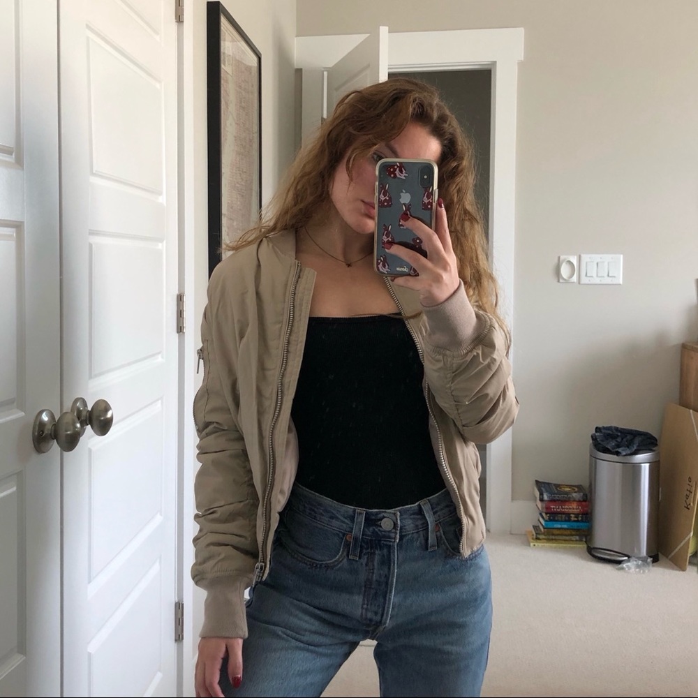 BEIGE BOMBER JACKET
